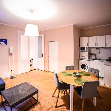 Jules' Sunny, Spacious And Central Apartment Sibiu Eksteriør bilde