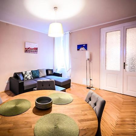 Jules' Sunny, Spacious And Central Apartment Sibiu Eksteriør bilde