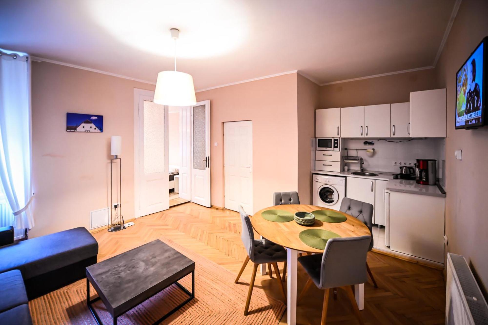 Jules' Sunny, Spacious And Central Apartment Sibiu Eksteriør bilde